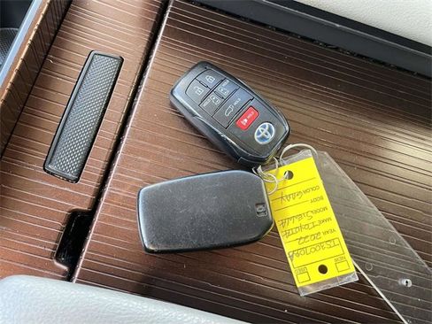 Used 2022 Toyota Sienna XLE image 32