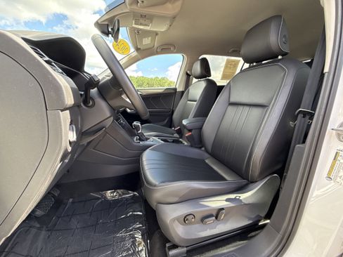 Used 2024 Volkswagen Tiguan SE image 9