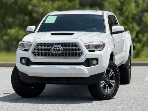 Used 2017 Toyota Tacoma TRD Sport w/ Premium & Technology Package RWD image 2
