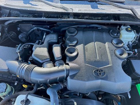 Used 2018 Toyota 4Runner SR5 AWD/4WD image 30