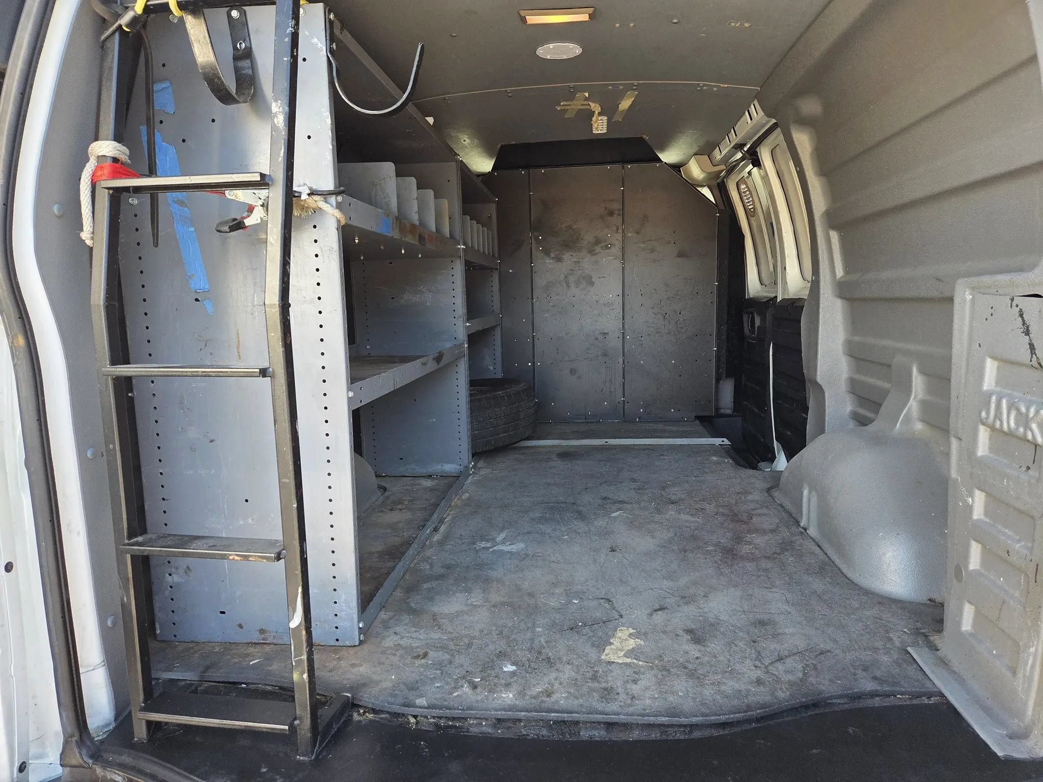 Used 2011 Chevrolet Express 2500 RWD image 16