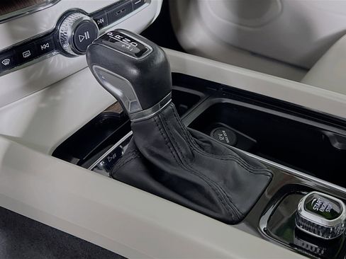 Used 2021 Volvo XC60 T5 Momentum image 24