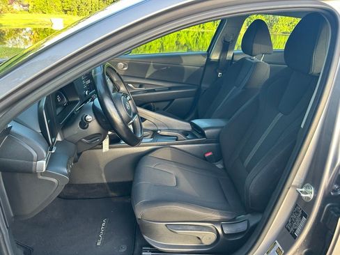 Used 2025 Hyundai Elantra SE FWD image 15