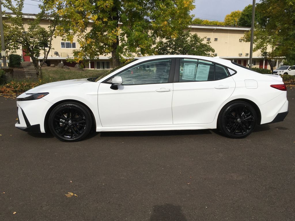 Used 2025 Toyota Camry SE FWD image 3
