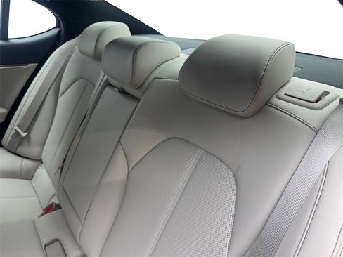 Used 2025 Genesis G70 2.5T image 34