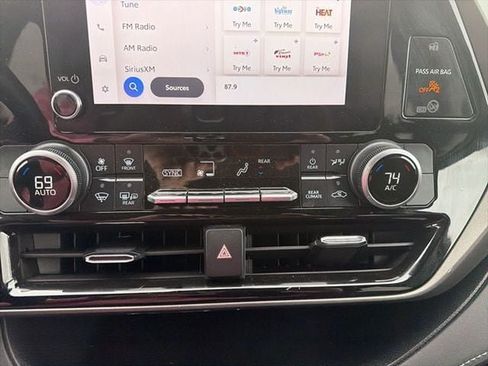 Used 2023 Toyota Highlander LE FWD image 21