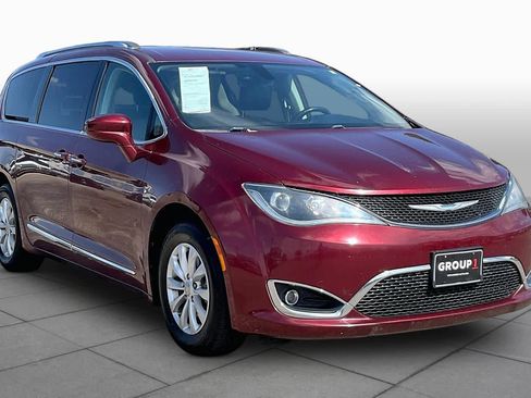 Used 2018 Chrysler Pacifica Touring-L FWD image 3