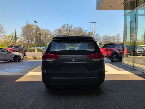 Used 2012 Toyota Sienna XLE image 4