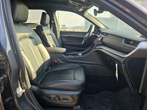 New 2025 Jeep Grand Cherokee L Limited w/ Black Appearance Package image 15