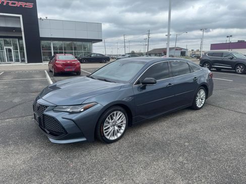 Used 2019 Toyota Avalon Touring w/ Advanced Safety Package image 2