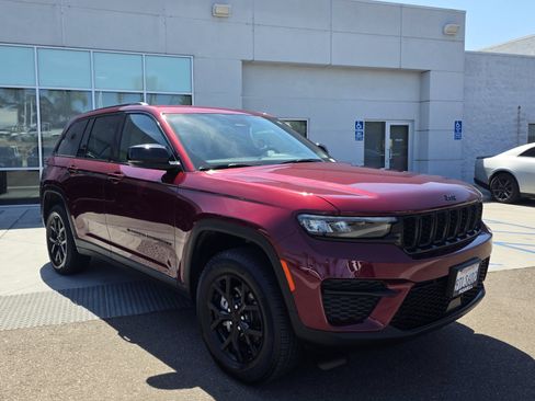 Certified 2025 Jeep Grand Cherokee Altitude AWD/4WD image 6