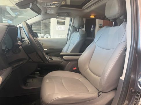 Used 2021 Toyota Sienna XLE image 4