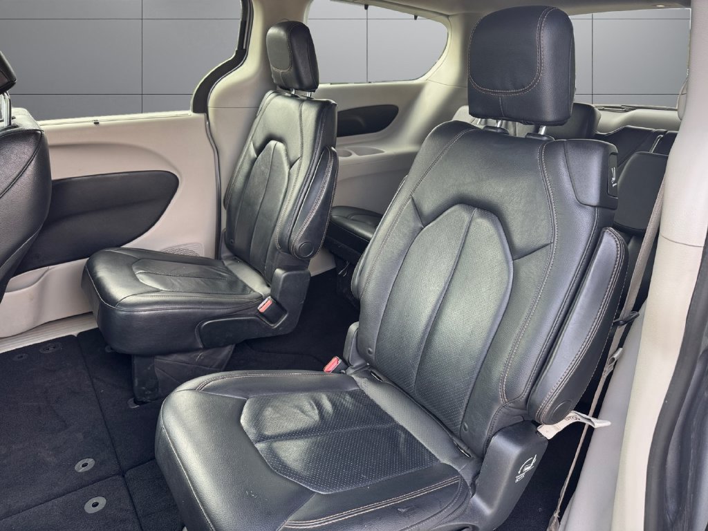 Used 2019 Chrysler Pacifica Touring-L FWD image 18