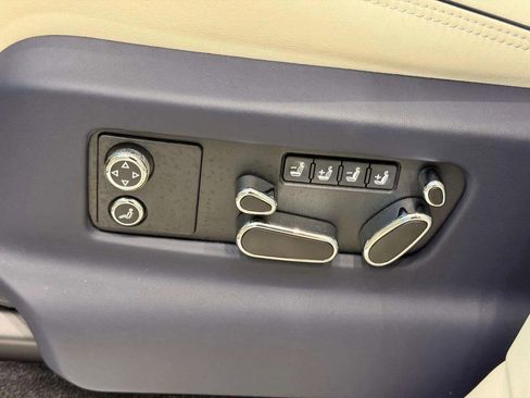 New 2025 Bentley Bentayga V8 image 16
