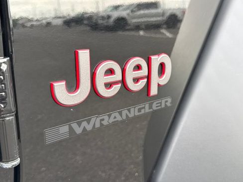 Used 2025 Jeep Wrangler Unlimited Rubicon AWD/4WD image 17