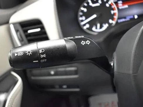 Used 2025 Nissan Rogue SV FWD image 25