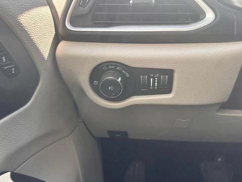 Used 2022 Chrysler Pacifica Touring-L FWD image 34