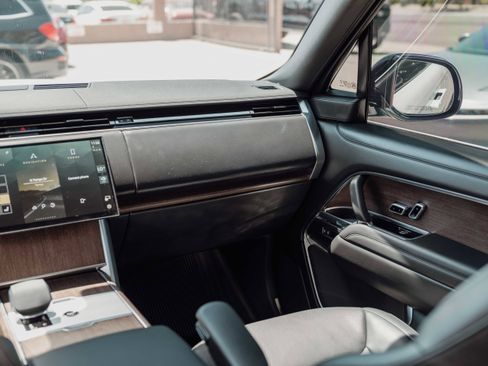 Used 2025 Land Rover Range Rover SE AWD/4WD image 11