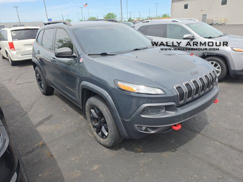 Used 2016 Jeep Cherokee Trailhawk w/ Cold Weather Group AWD/4WD image 1