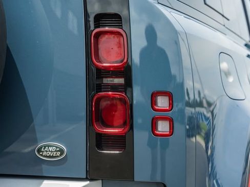 Used 2022 Land Rover Defender 110 SE AWD/4WD image 8