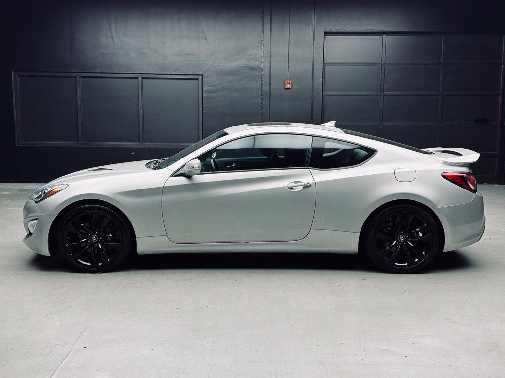 Used 2016 Hyundai Genesis Coupe 3.8 RWD image 3
