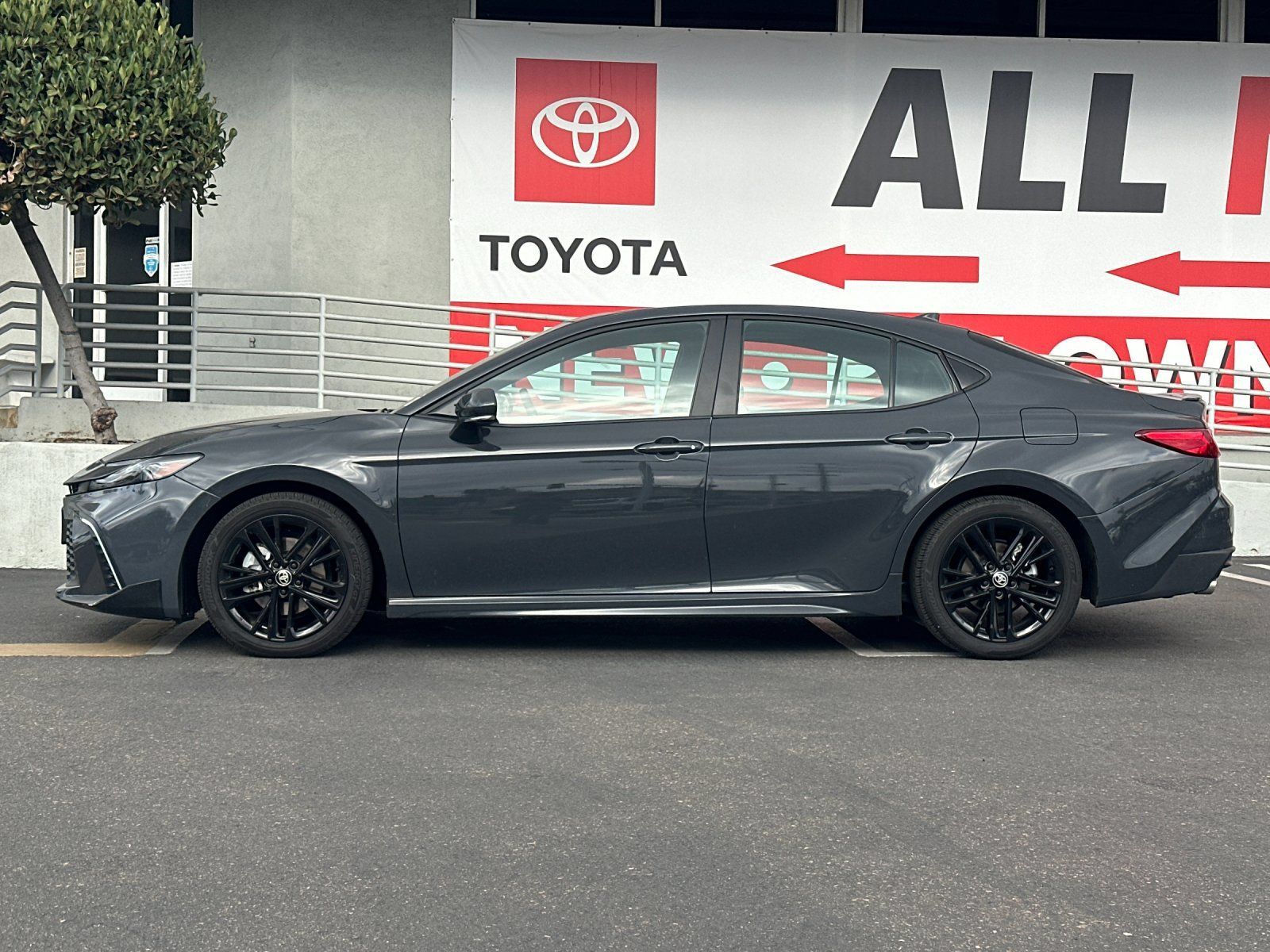 Used 2025 Toyota Camry SE w/ Convenience Package FWD image 2
