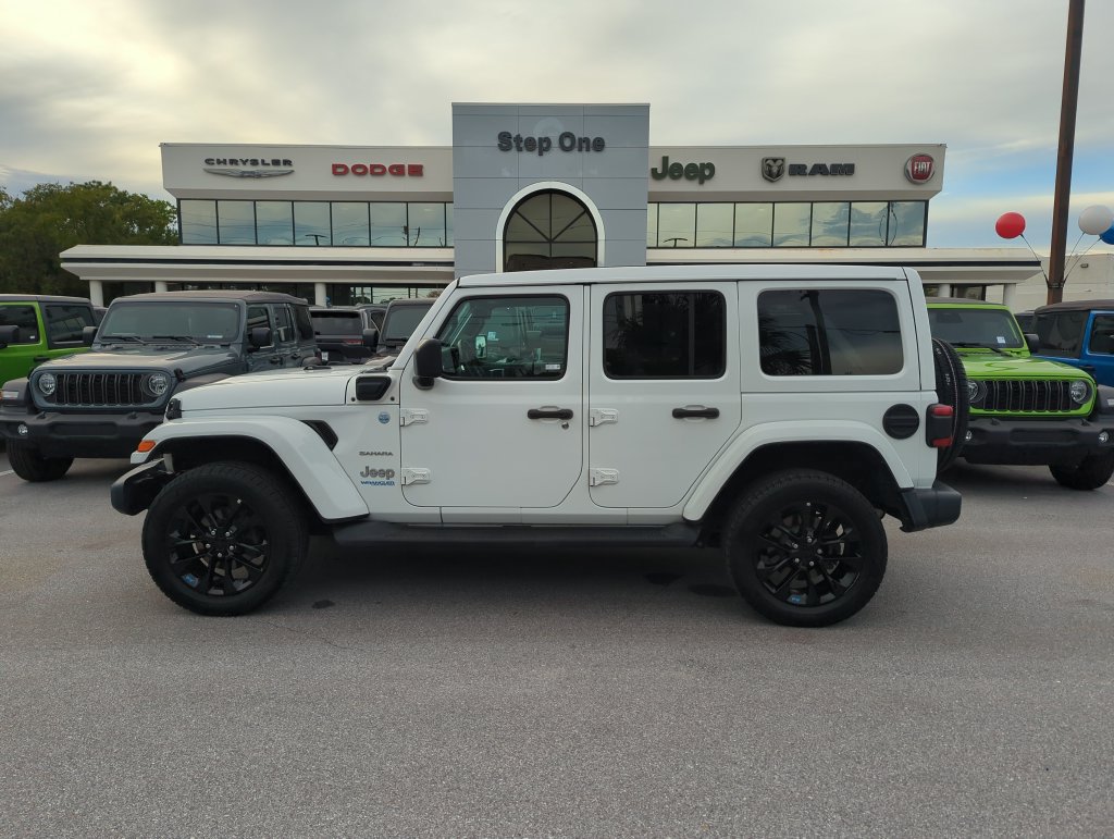 Used 2022 Jeep Wrangler Unlimited Sahara AWD/4WD image 3