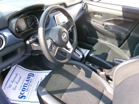 Used 2025 Nissan Versa SV FWD image 12