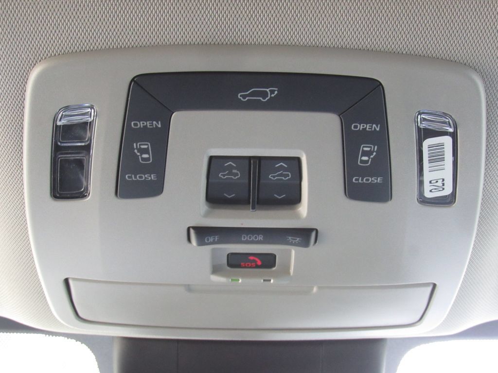 Certified 2025 Toyota Sienna XLE FWD image 30