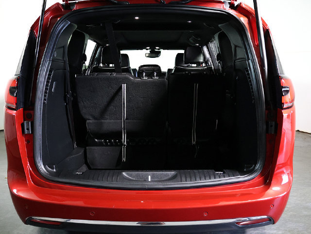 Used 2026 Chrysler Pacifica Limited FWD image 30