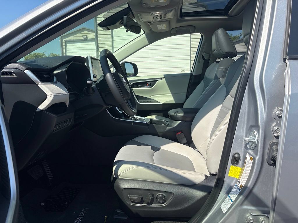 Used 2022 Toyota RAV4 XLE Premium AWD/4WD image 18