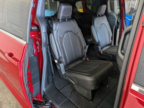 New 2026 Chrysler Pacifica Select image 27