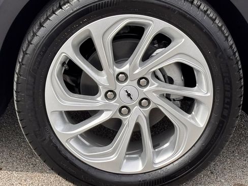 New 2027 Chevrolet Bolt LT w/ Comfort Package FWD image 8