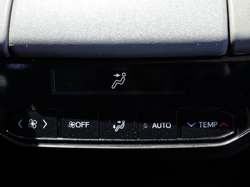 Used 2022 Toyota Highlander XLE AWD/4WD image 32