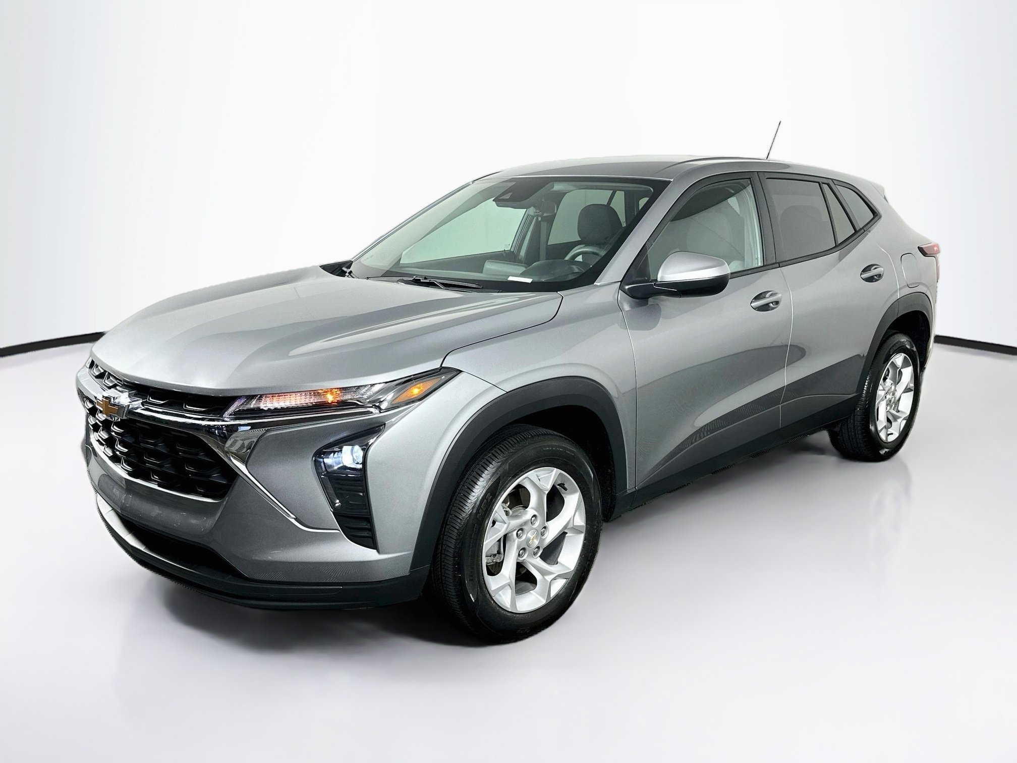 Used 2025 Chevrolet Trax LS w/ LS Convenience Package FWD image 3