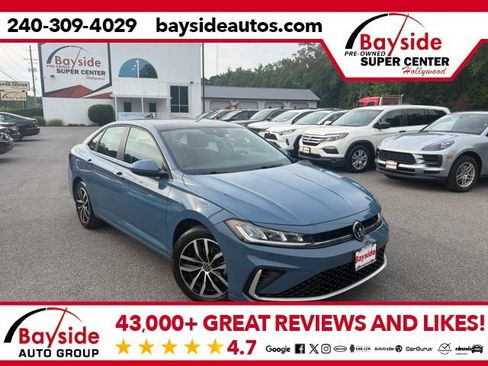 Used 2025 Volkswagen Jetta SE FWD image 1