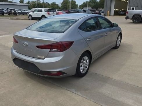 Used 2020 Hyundai Elantra SE FWD image 3