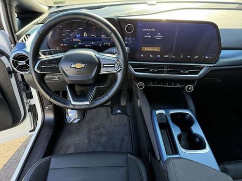 Used 2025 Chevrolet Equinox EV LT w/ Convenience Package image 12