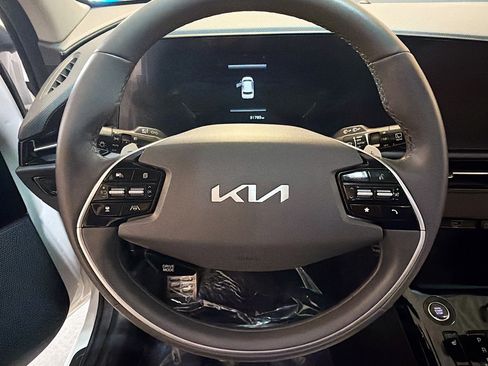 Used 2023 Kia Niro EX Touring image 18