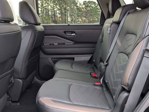 New 2025 Nissan Pathfinder Platinum image 15