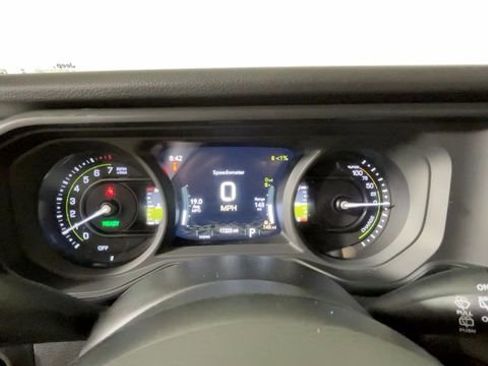 Used 2024 Jeep Wrangler Unlimited w/ Convenience Group AWD/4WD image 31