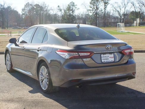 Used 2018 Toyota Camry XLE image 16