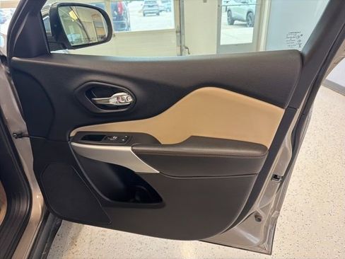 Used 2018 Jeep Cherokee Limited w/ Luxury Group image 38