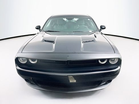 Used 2018 Dodge Challenger SXT image 2