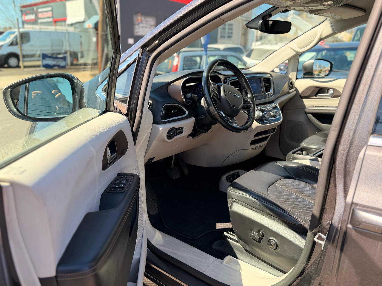 Used 2019 Chrysler Pacifica Touring-L FWD image 10