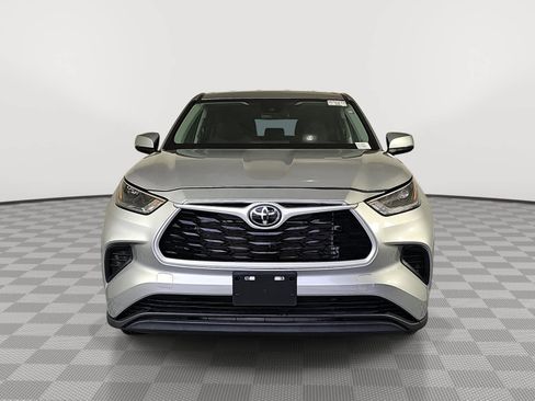 Used 2023 Toyota Highlander L FWD image 3