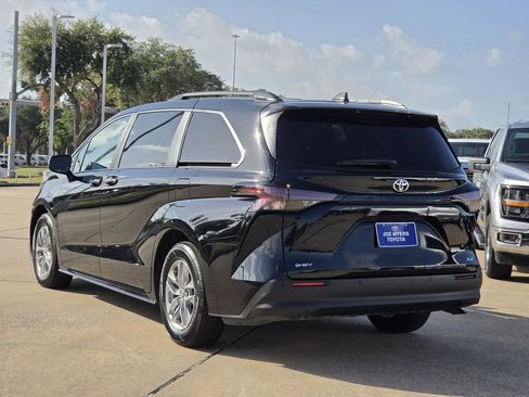 Used 2026 Toyota Sienna XLE FWD image 7