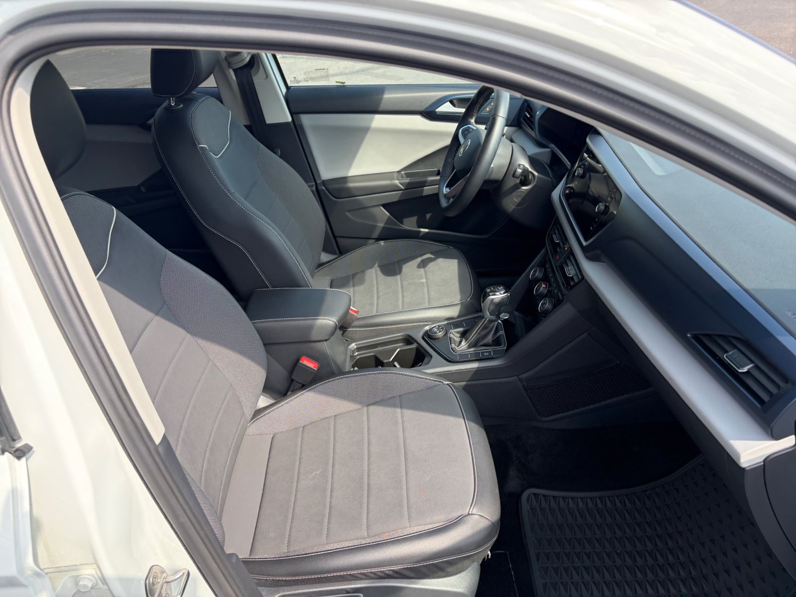Used 2023 Volkswagen Taos SE w/ Panoramic Sunroof Package AWD/4WD image 19