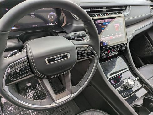 Used 2023 Jeep Grand Cherokee Overland image 15
