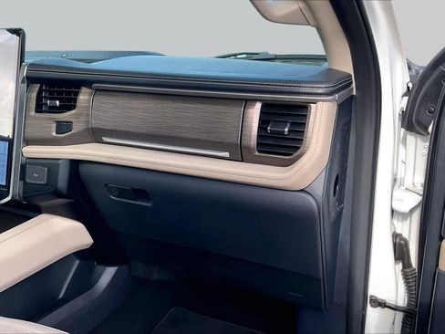 Used 2024 Ford Expedition Limited RWD image 17